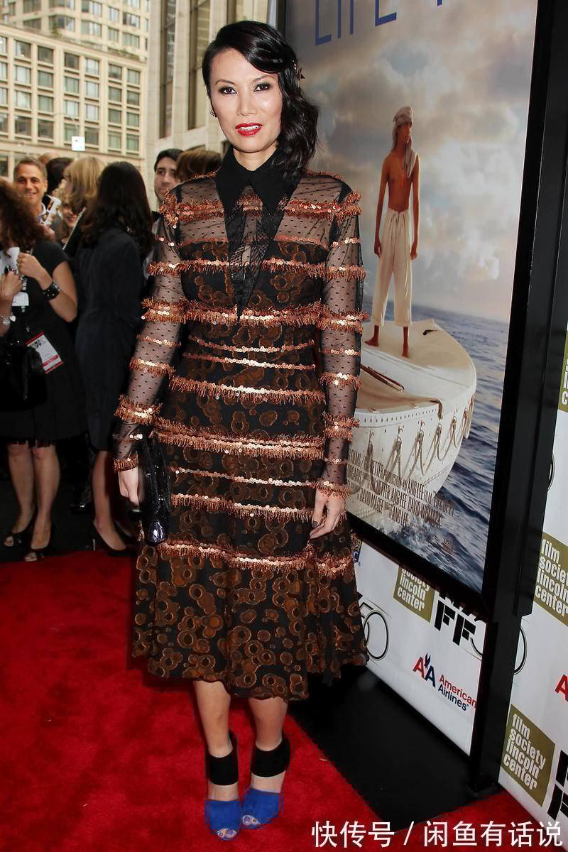 身材|邓文迪优雅亮相,穿薄纱亮片裙身材纤细,手拎“金盒”有名媛气场