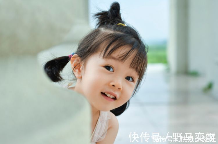 宝妈|孩子“脸大”也有原因,当出现坏习惯的时候,妈妈要赶紧制止