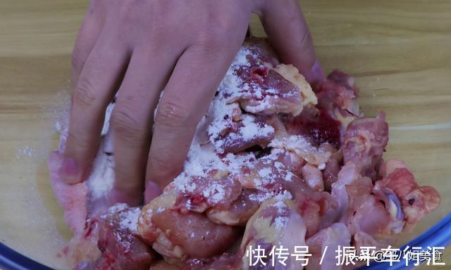 大葱段|做炖鸡时,不要只会焯水,记住两个窍门,鸡肉软嫩不柴,还很入味