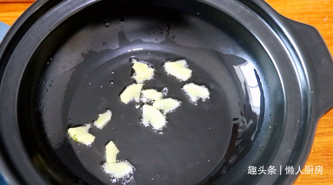 炖煮|这鱼我家隔天吃一次,锅底放这些,不加水炖煮,鱼肉鲜嫩