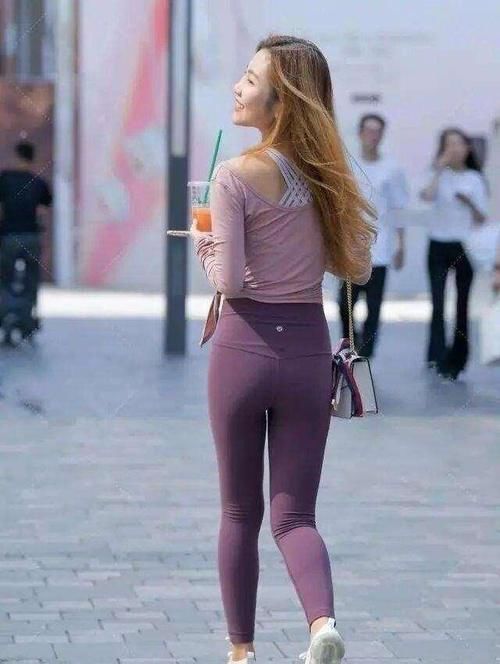 百褶裤 高腰的瑜伽裤设计显得飘逸有型,穿出成熟的美感,显出气质