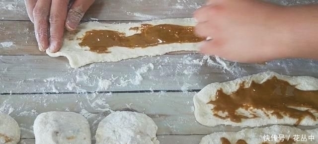 芝麻烧饼这样做真香,不揉不擀面,更不用调油酥,出锅一盘不够吃