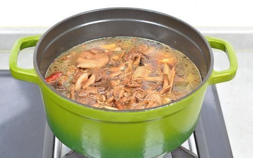 它是东北八大炖之一，无法超越的经典，炖出东北的好客与温柔！