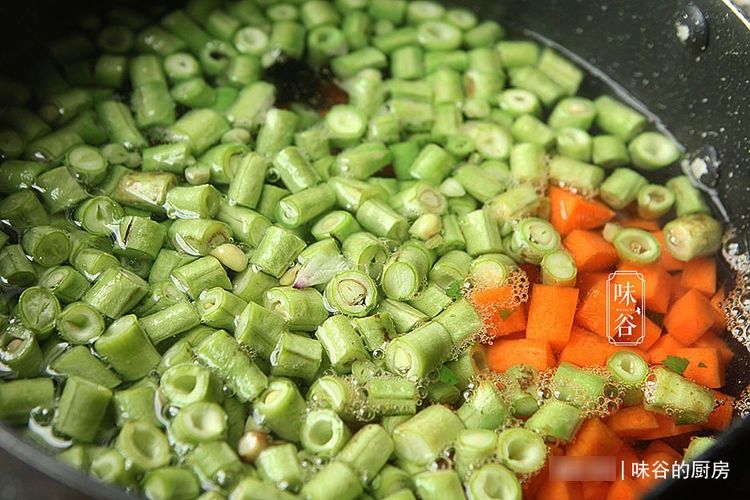 维生素p|炒茄子时，别直接下锅炒，多加这一步，茄子不油不发黑，下饭入味