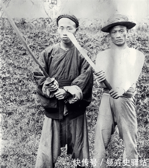 犯人|镜头记录下的清朝刑场:浸猪笼的女子一脸绝望,笼子里的犯人供人参观