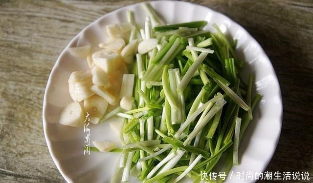 入适量|煎豆腐时,千万不要直接下锅,大厨教你1招,豆腐不破不碎不粘锅