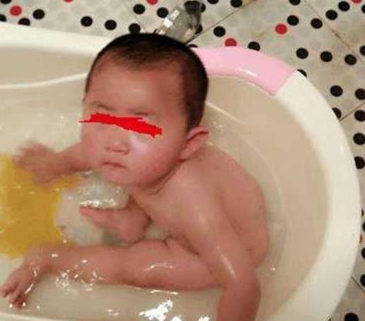 孩子|宝妈给孩子洗澡,导致了孩子无法生育,原来是因为宝妈太无知
