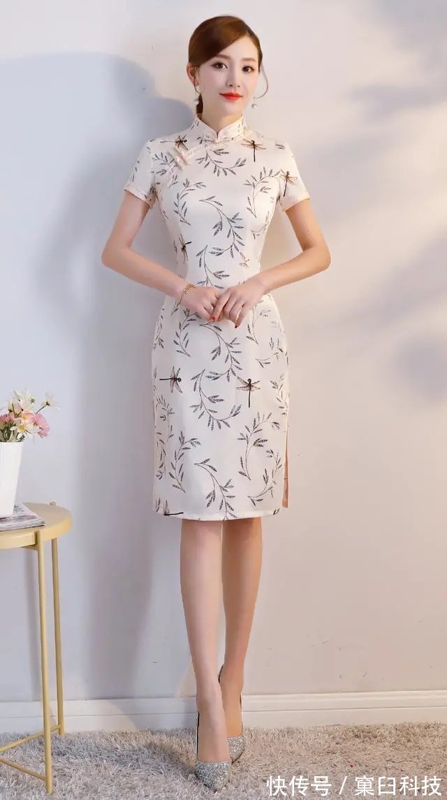 淡雅|淡雅杏色旗袍裙,穿出异常饱满的修身效果