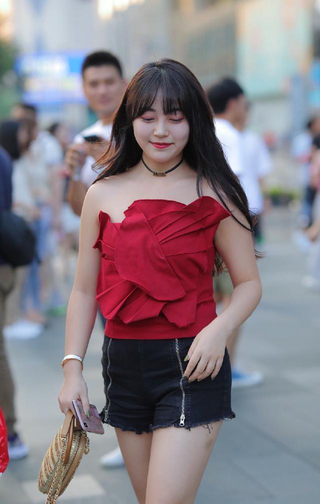 微胖小姐姐的穿搭,尽显时尚魅力,一点不输又瘦又高的闺蜜