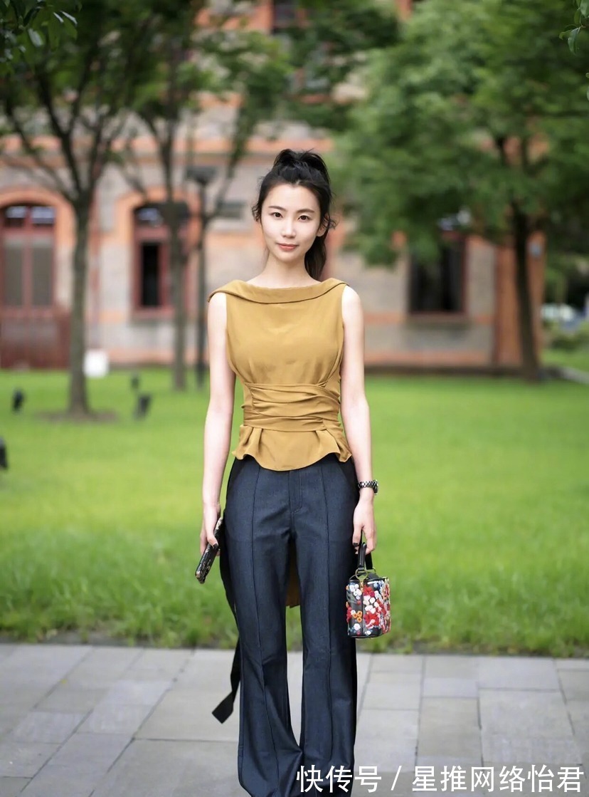 穿搭 裤子下面少穿“凉鞋”,现在流行这样穿,时髦又显高,适合小个子