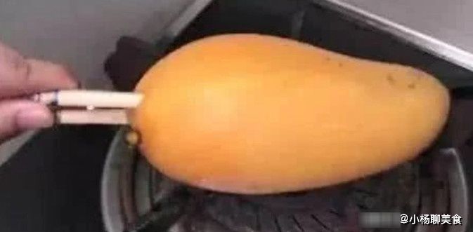 朋友|去朋友家做客，朋友剥芒果的方式让人大开眼界，网友：这就是智慧