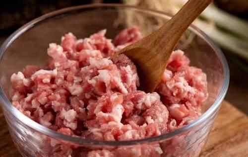 给肉馅去腥,加料酒还是加鸡蛋?分享正确做法,肉馅鲜嫩无腥味