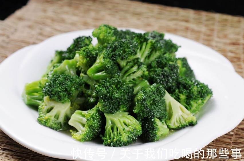 西蓝花炒虾仁|炒西蓝花最忌焯水,饭店老师傅教你一招,出锅鲜嫩翠绿,营养还入味