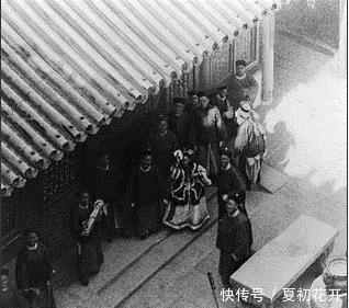 围观|罕见老照片慈禧“回銮”时,向围观老外挥手!