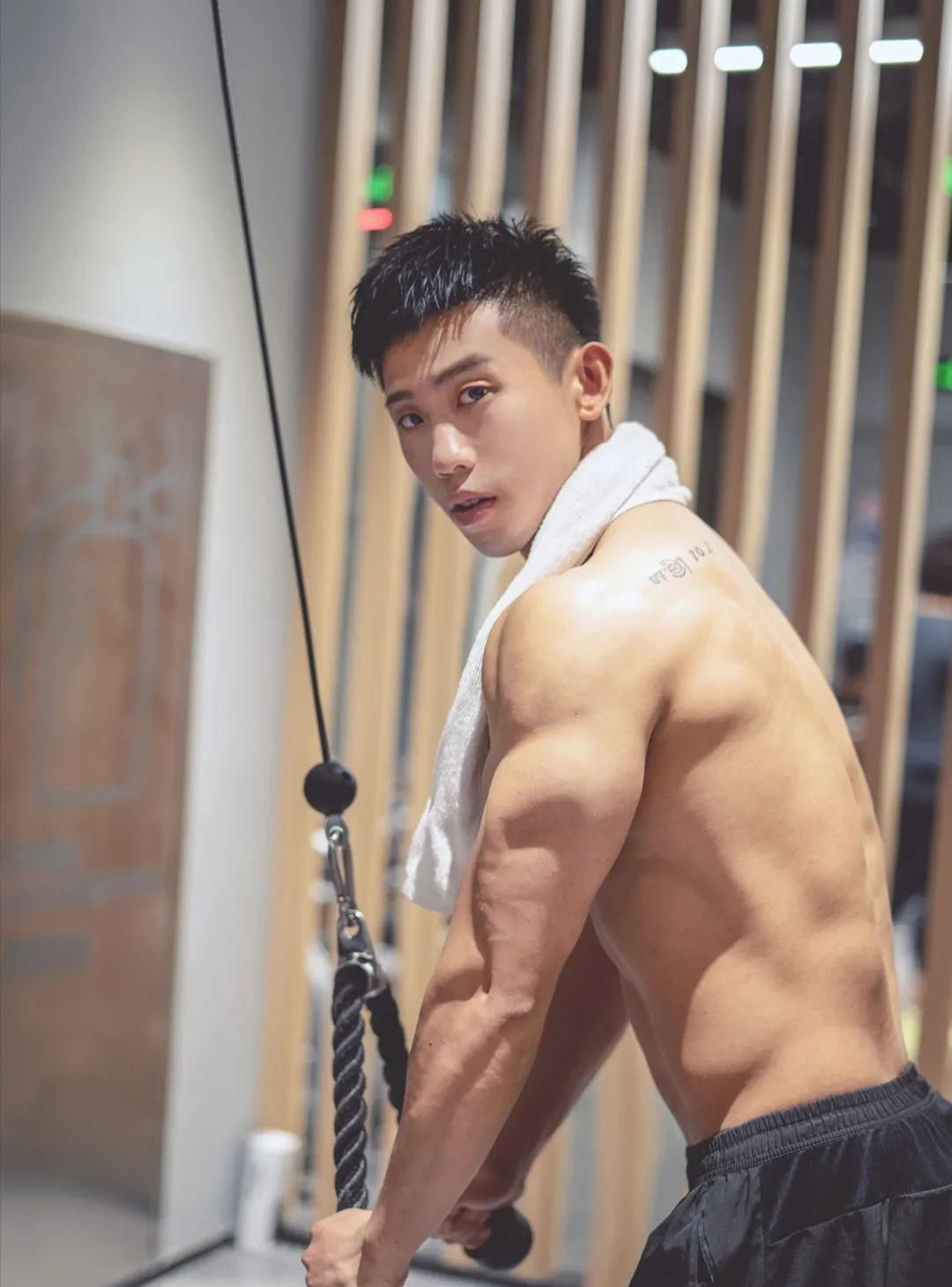 腹肌|型男医生的鲨鱼线六块腹肌引发舔屏，网友看后直呼我可以