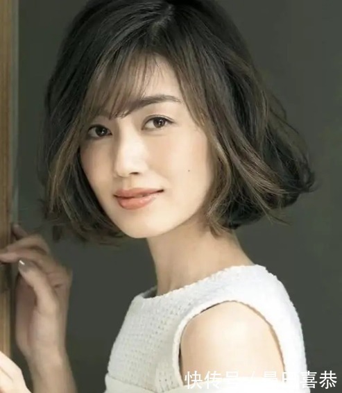 女人|55岁左右的女人,还在留长直发吗,建议烫这几种发型,优雅好看
