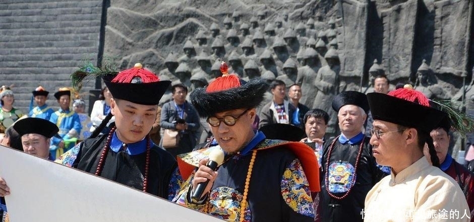 乾隆|大清已亡一百多年，乾隆七世孙穿龙袍祭祖，到底该不该？