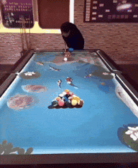 |搞笑GIF:妹子在实验室玩翻了,旁边的队友很卖力