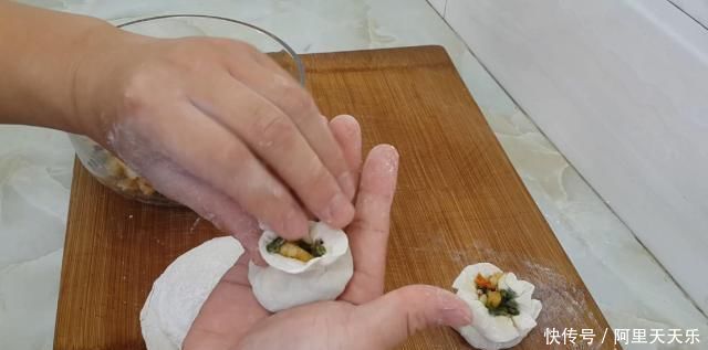 饺子皮|饺子皮别包饺子了，教你简单一做，比蒸饺包子好吃几十倍，太香了