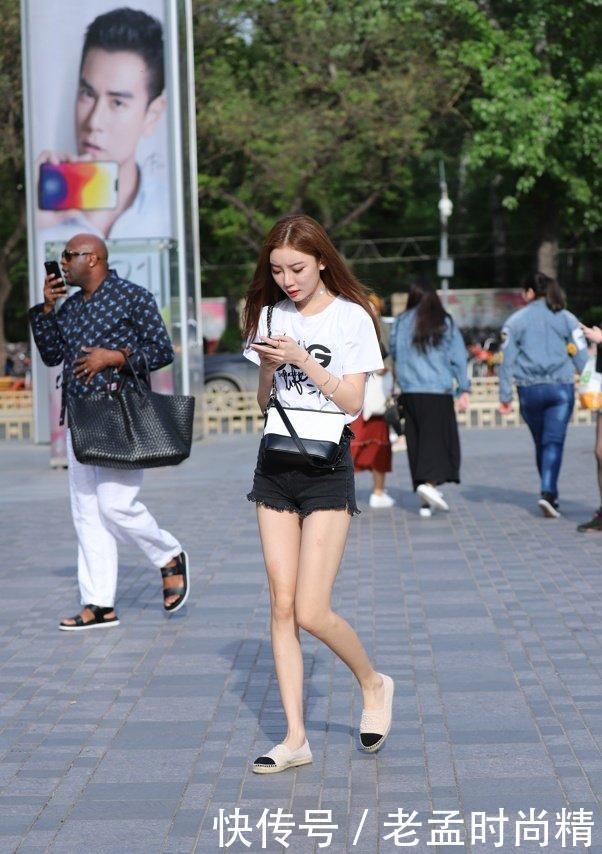 街拍美女: 气质美女与外国朋友合影,展现清爽靓丽的街头风尚