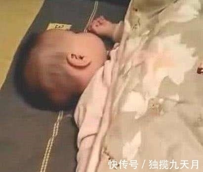 小宝宝|萌哒哒小宝宝踢被子,掀开被子顿时被惊艳,妈妈:走位风骚!