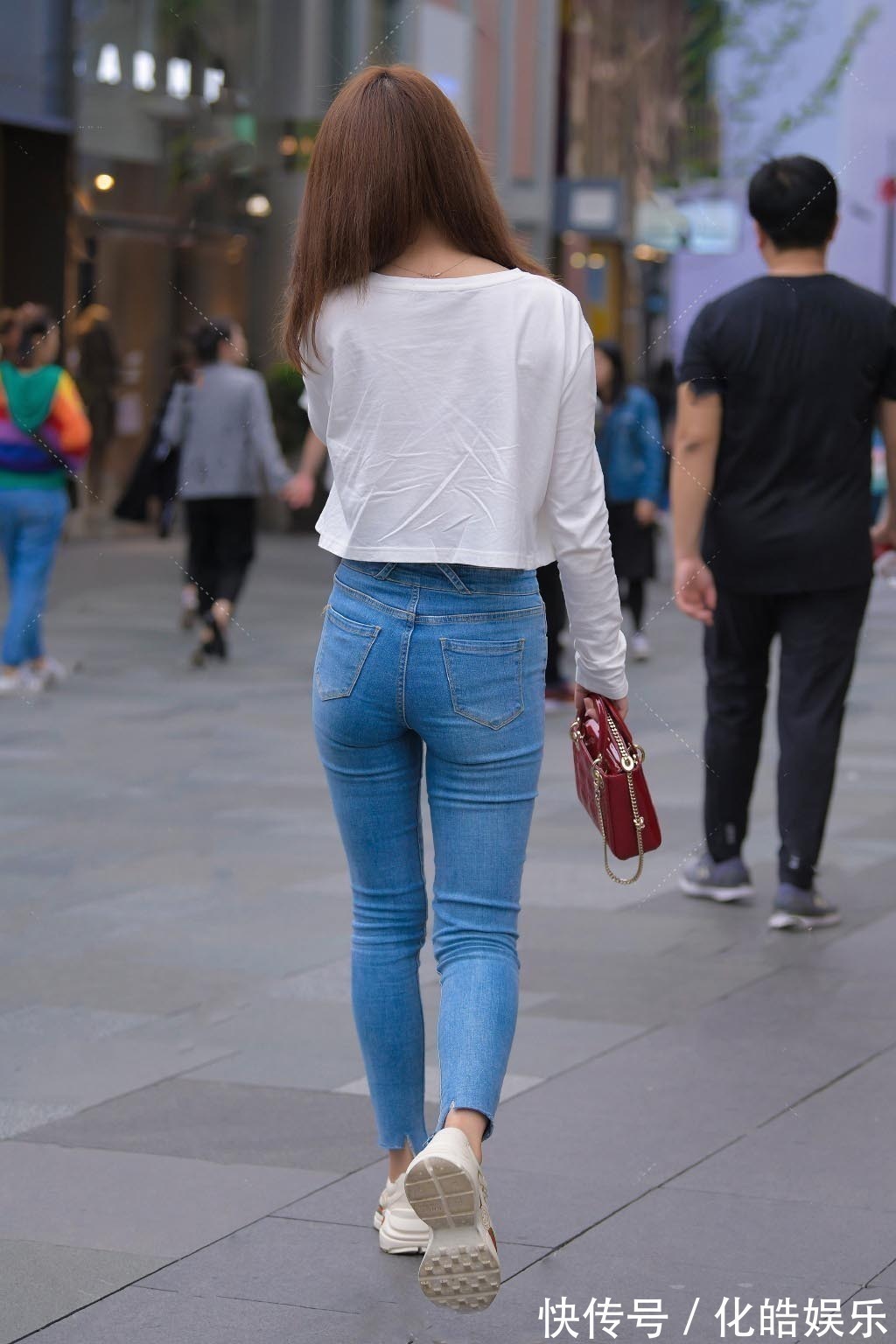 中性风 日常穿搭不用慌,选择百搭牛仔裤,让造型时尚感一直在线