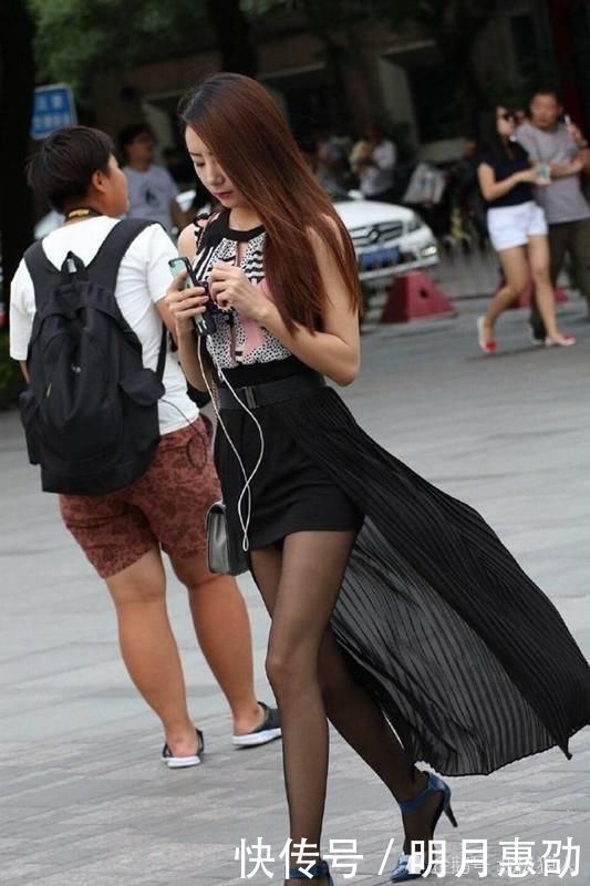 街拍,时尚美女展示魅力的黑色丝袜,带来别样的美感