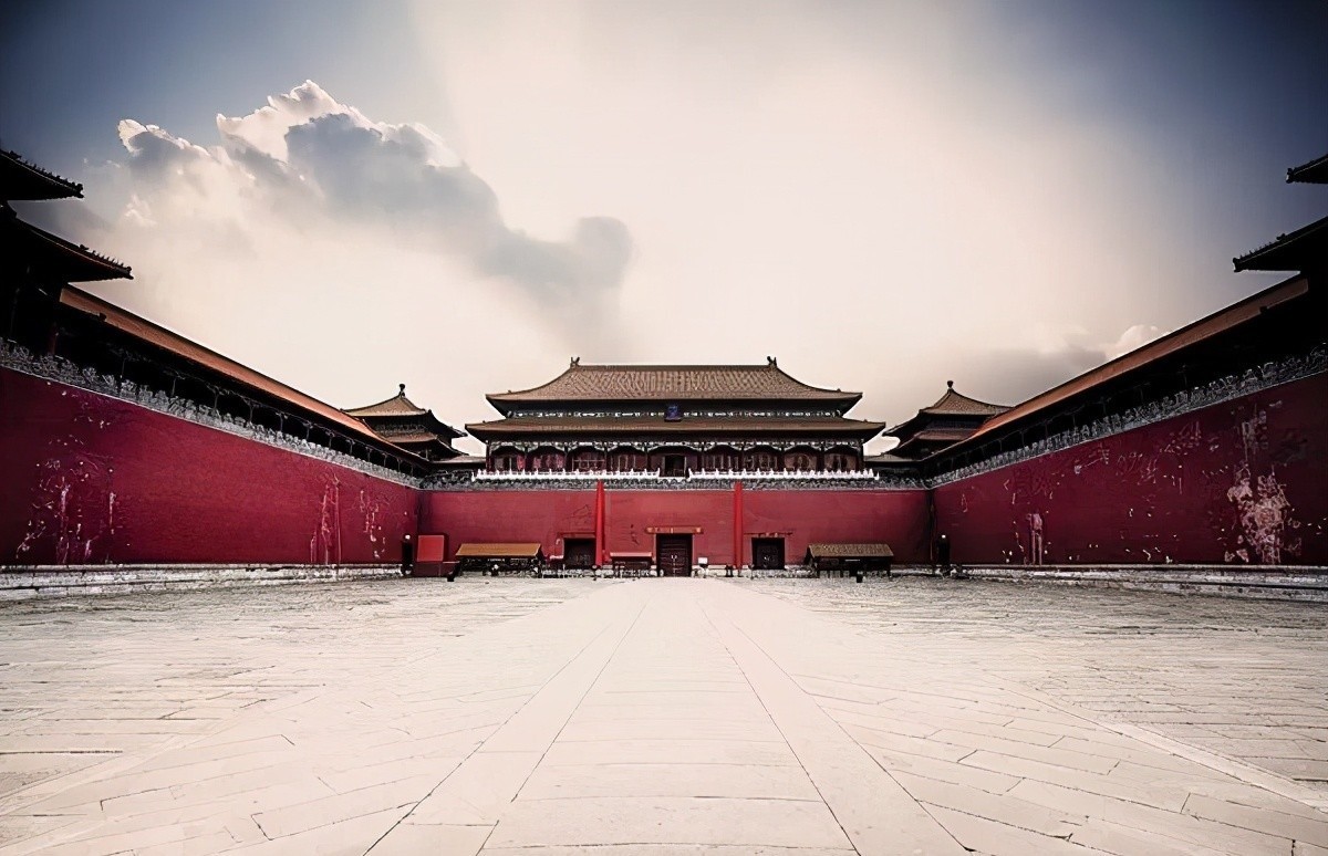 刘邦送给英布一个食盒,英布打开食盒看后心想:不得不反了