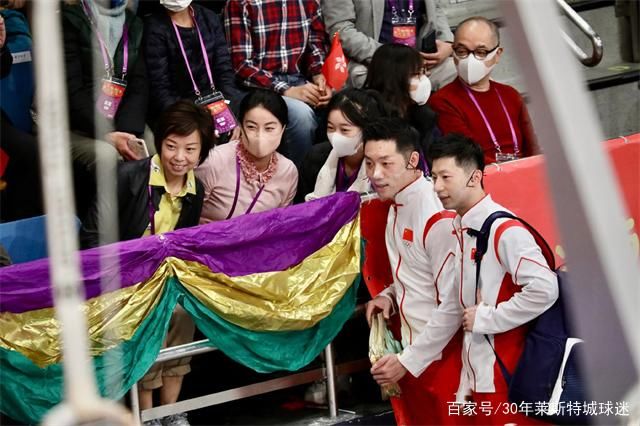 广告牌|张怡宁搂马龙许昕!见到国乒娘家人太开心，郭晶晶趴在广告牌拍照