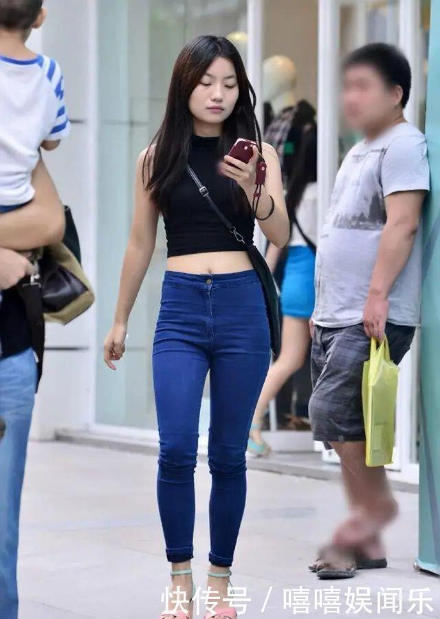 鱼尾背心衣配阔腿休闲裤，清爽大方，优雅随性