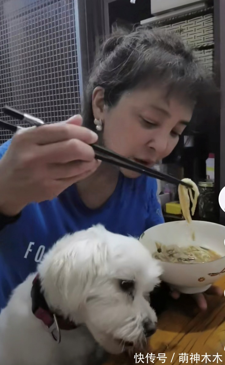 |老戏骨李勤勤现身婚宴,席上打包饭菜被笑话,直言别浪费不丢人