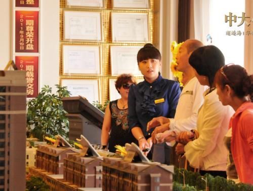 郁亮|业主几次降价,半年仍没有卖掉!中介:价格太高,至少再降10万