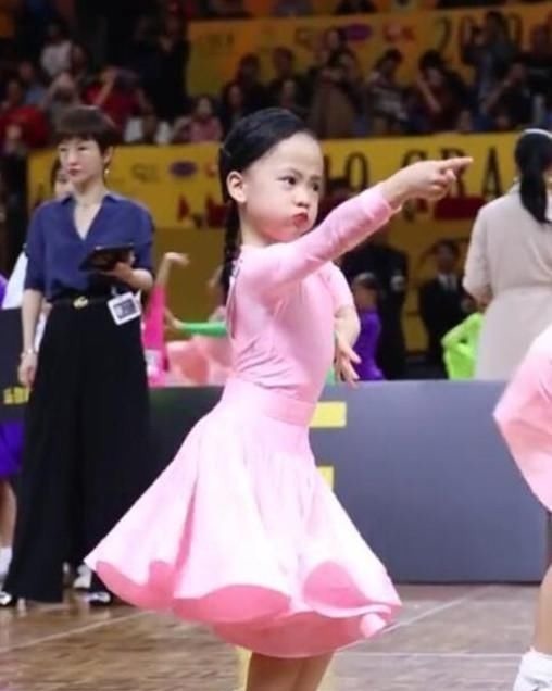 拉丁舞|最“凶”萌宝跳拉丁舞走红,表情管理已失控,网友:奶凶奶凶的