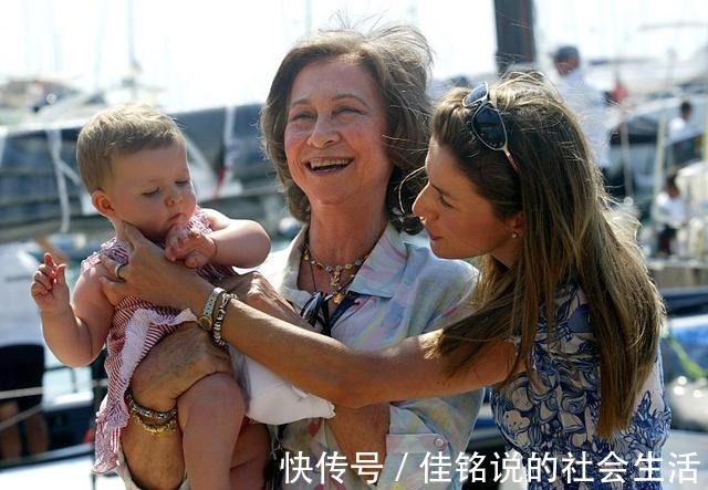 蕾丝!谁说莱蒂齐亚不爱珠宝光是腕间都很精彩,最爱婆婆送的字母手链!