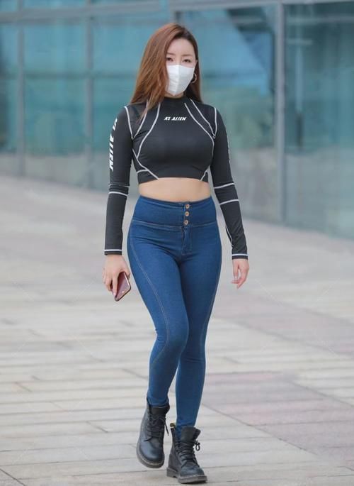女生 爱穿牛仔裤的女生,上衣要选时髦显身材的,造型回头率爆表