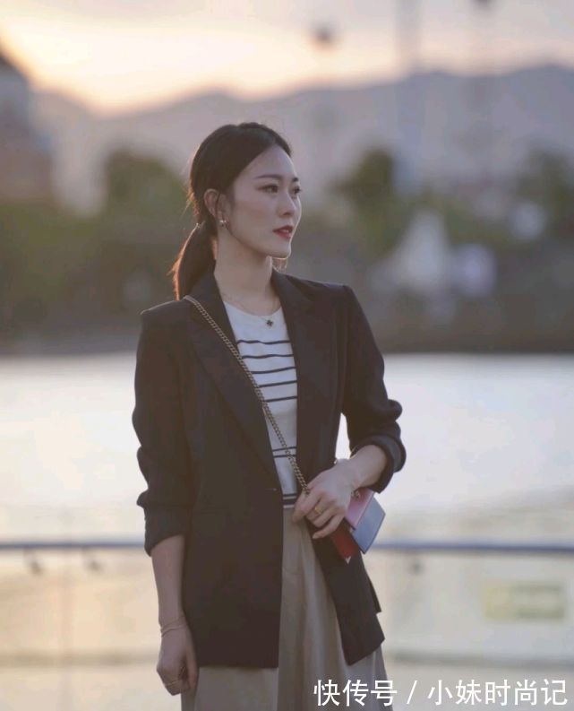 波点|成熟女人的早秋穿搭如何搭配?可以选择简约款,呈现出优雅大方
