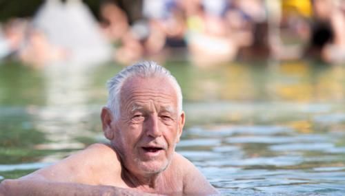 老年|为何人到老年，会有“老年臭”？若是常做4件事，老了也没味！