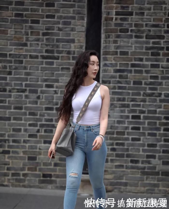 女士|修身款式的牛仔裤，当然会使得腿更加长了