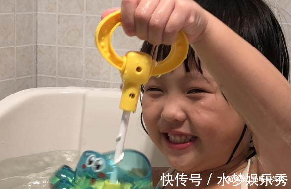 澡盆|3岁孩子洗澡就哭,大夫检查没啥问题,奶奶吞吞吐吐说了实话