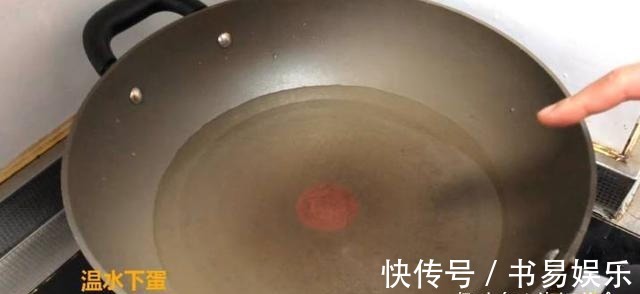 煮荷包蛋时，别冷水和开水下锅了，如此做，鸡蛋圆润更鲜嫩！