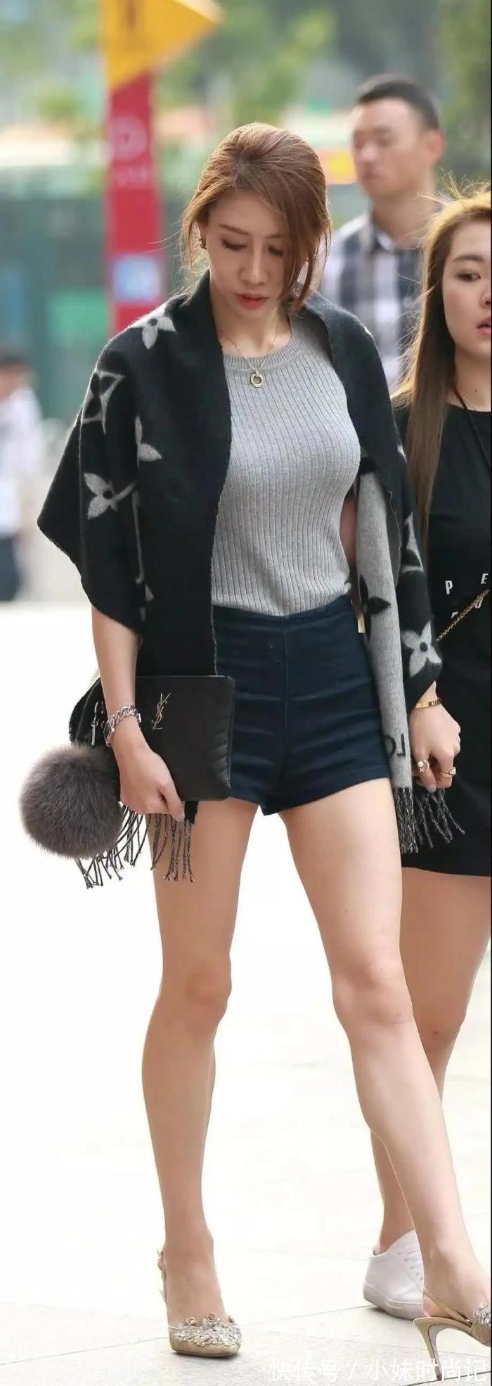 超短牛仔裤|穿针织衫搭配超短牛仔裤的女人,尽显成熟的魅力!