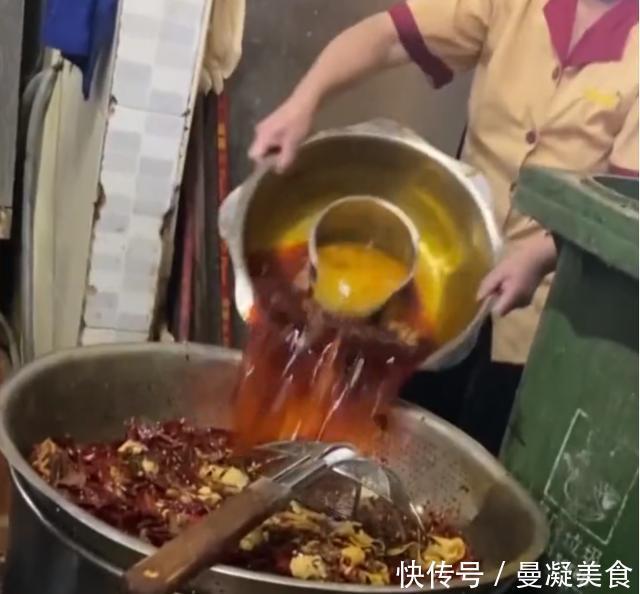 追踪!锅底上桌剩下直接给下桌吃,厨房负责人火锅店都是这样的