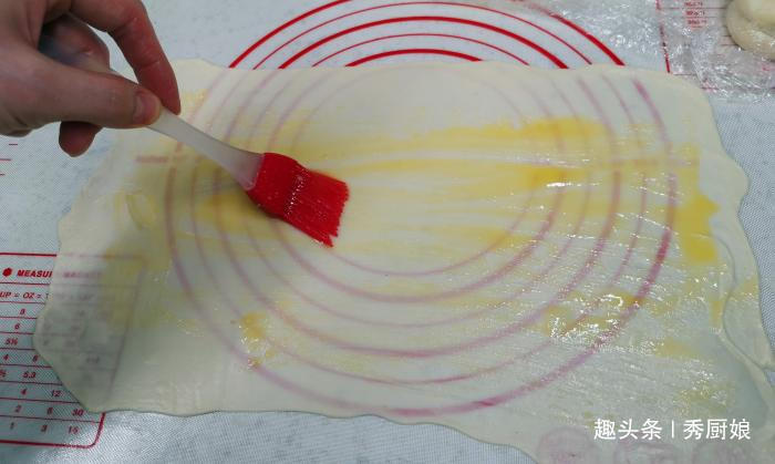 烙饼时，有人抹油，有人烫面，老面点师傅：都不对，教你正确做法