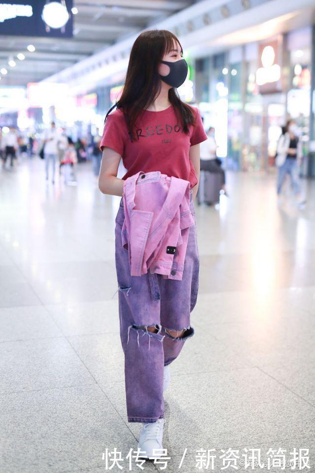 秦牛正威穿粉色T恤搭配紫色破洞牛仔裤,清新唯美,潮流又时尚