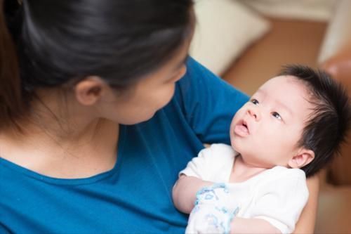 大脑|宝宝太难哄睡？家长不妨多给孩子抚摸3个部位，娃睡得香更聪明