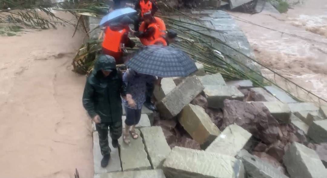 救援|四川南充强降雨致人员被困 武警官兵抢险救援