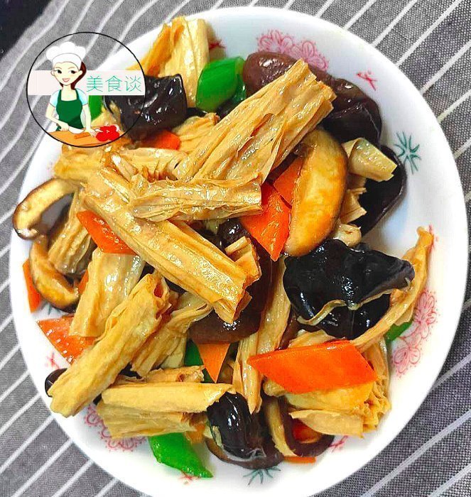 这几样素菜一起炒,不放肉也很鲜香,营养又实惠,大人小孩都爱吃