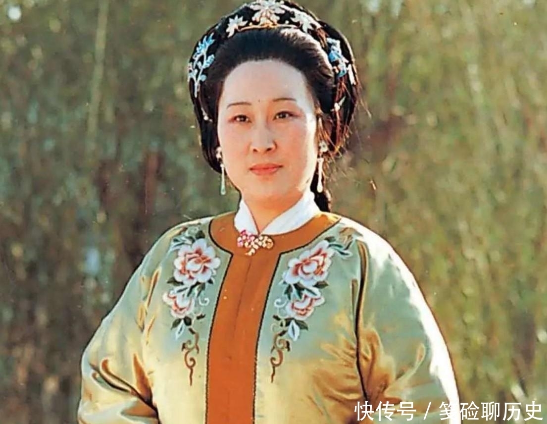 薛姨妈两次差点做出丑事,好在被宝钗拦住,不然薛家名声都臭了