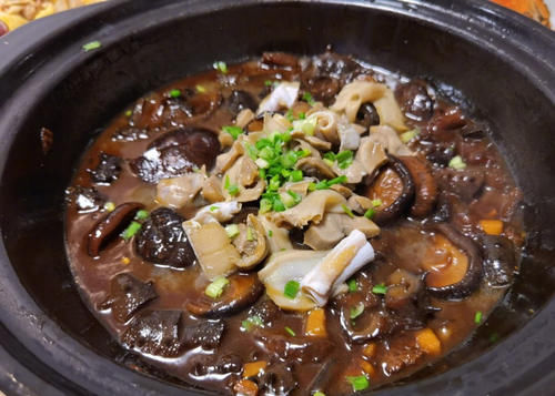 俞灏明亲自下厨，做年夜饭，这菜太有年味儿了，网友：人帅厨艺棒