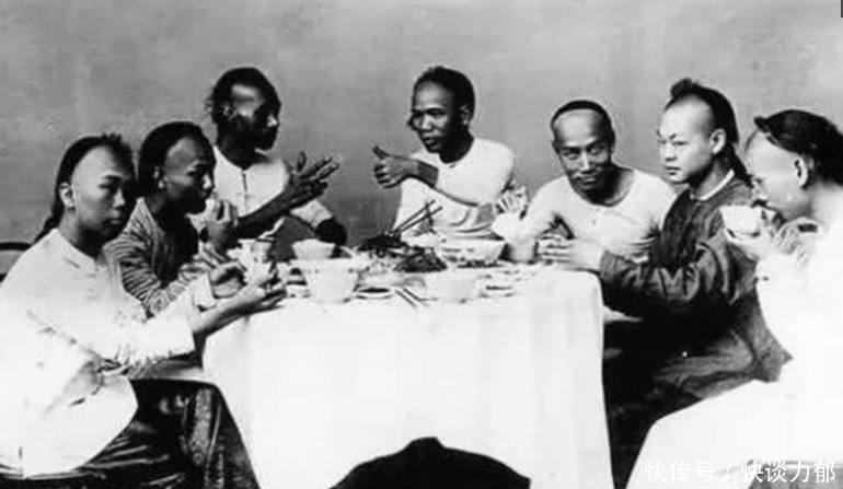 老照片|晚清时期老照片：图三一群男人喝酒划圈，最后是风尘女子